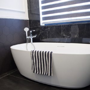 Phong mau Bon tam Inax BF-1760V anh 1